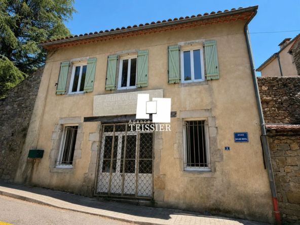 Bâtisse ancienne avec atelier et logement à vendre aux Vans, centre-ville