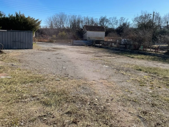 Terrain constructible plat de 874 m² en centre-ville de Laragne-Montéglin