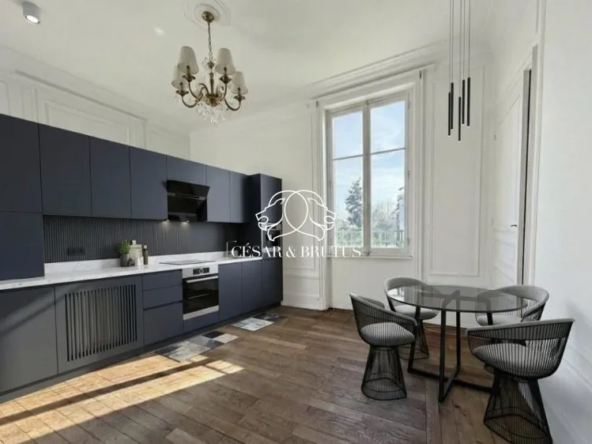 Investissement immobilier à Charbonnières-les-Bains avec parking, idéal pour étudiants