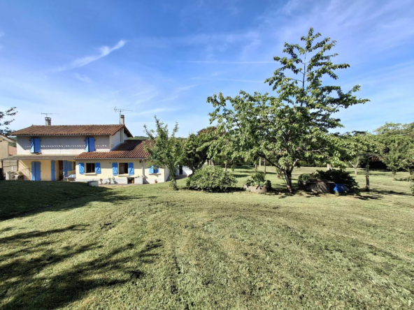 Belle maison de village en pierre avec terrain, proche Chabanais