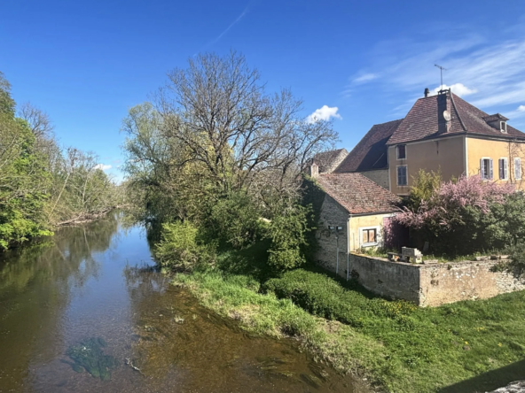 Maison ancienne de charme à Arcy-sur-Cure avec jardin et dépendance