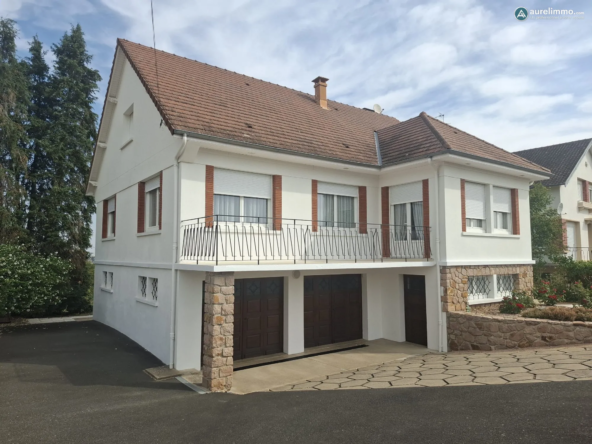 façade avant Belle maison familiale de 190 m² à Néris-les-Bains proche commerces