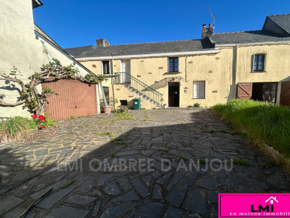 Maison en pierre de 136 m² avec terrain et garages à Juigné des Moutiers