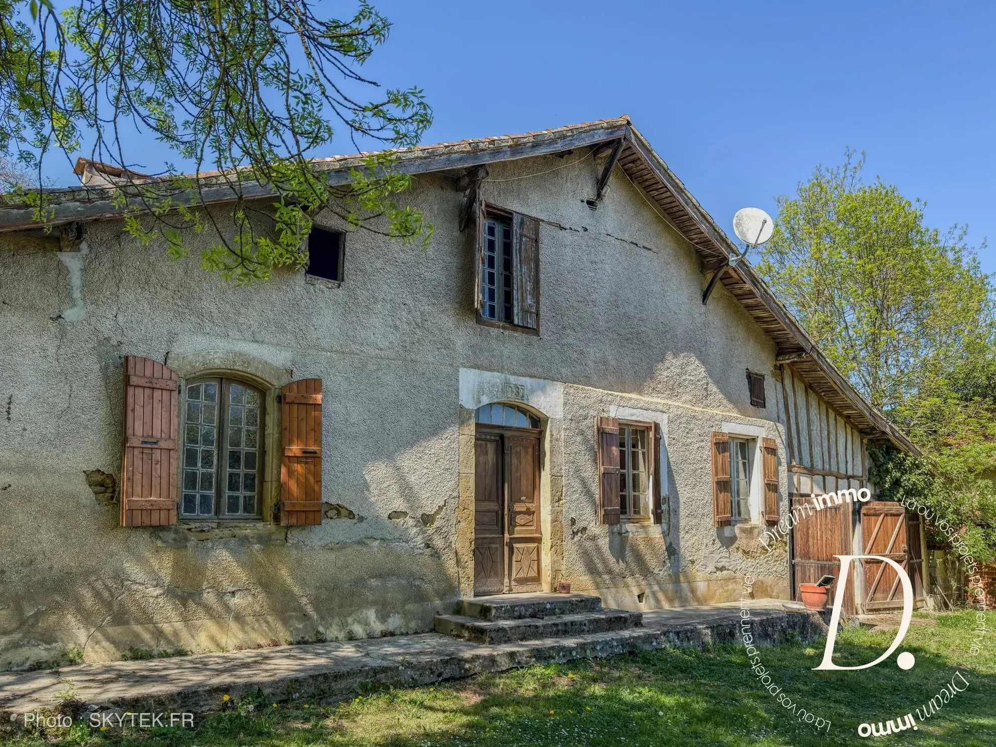 Maison ancienne à rénover avec vue sur le vallon en Gers