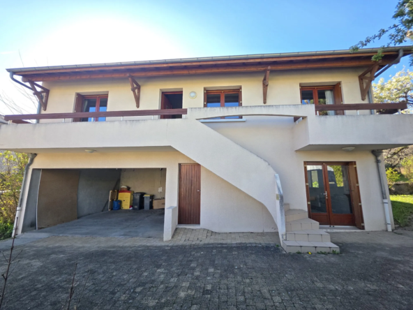 Maison à usage de bureaux de 78 m² à Montjuzet avec garage et jardin