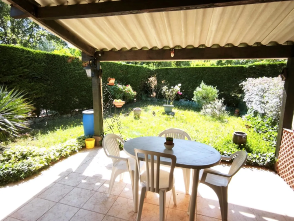 Terrasse couverte et jardin Maison mitoyenne avec jardin et piscine à Saint-Cézaire-sur-Siagne