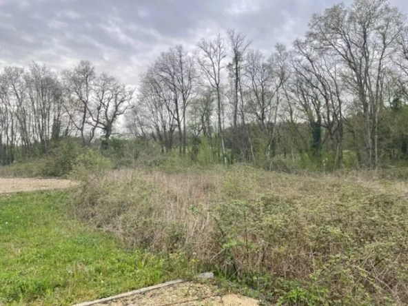 Terrain constructible de 585 m² à Puymoyen en lotissement résidentiel