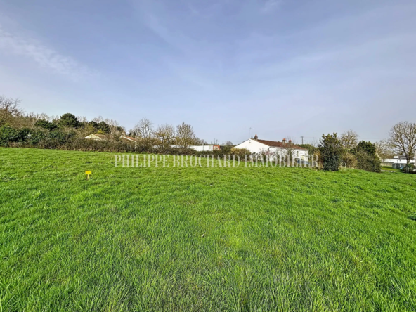 Terrain constructible de 724 m² à Mareuil-sur-Lay-Dissais avec vue dégagée