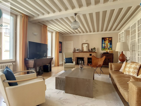 salon salle à manger Appartement lumineux de 135 m² avec terrasse à Néris-les-Bains