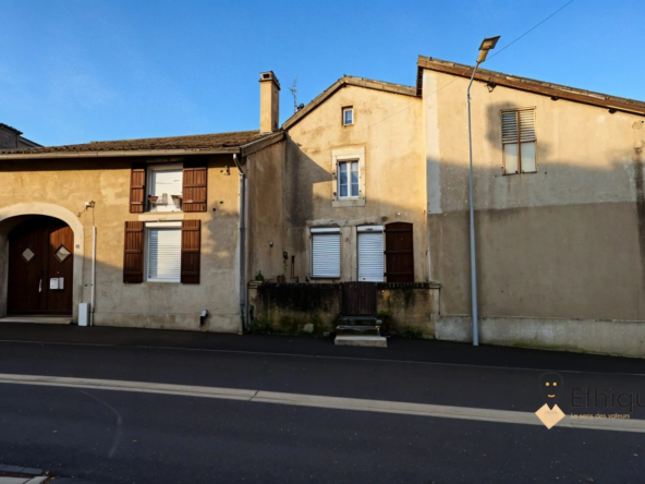 Ensemble de deux maisons en pierre avec granges à Donjeux