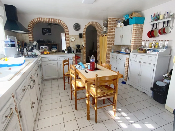 Maison familiale avec 4 chambres, jardin et garage à Bertry