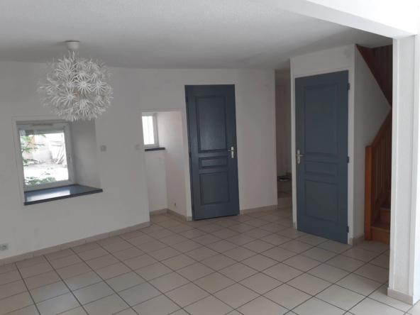 Maison de ville à vendre à Usson-en-Forez – 2 chambres et parking près du centre