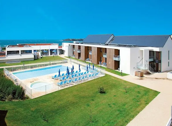 Investissement LMNP à Guidel : Appartement meublé avec terrasse et parking en bord de mer