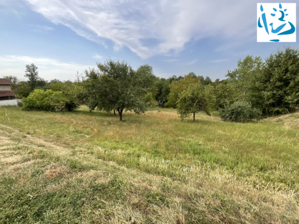 Terrain constructible à vendre à Saint-Sardos en environnement calme et verdoyant