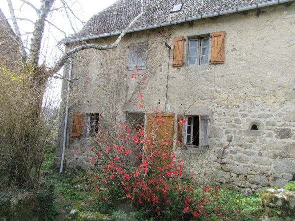 Maison en pierre à rénover avec jardin près de Conques