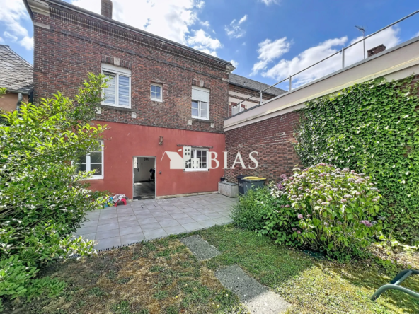 Maison de ville rénovée à Beaumesnil avec jardin et location en cours