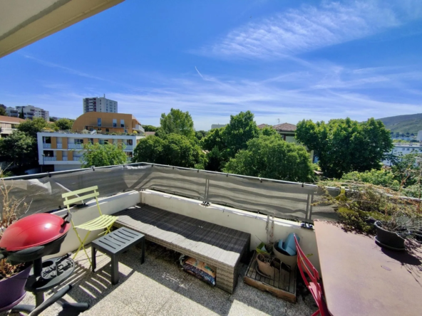 Appartement T2 avec terrasse au dernier étage dans le 11e arrondissement de Marseille