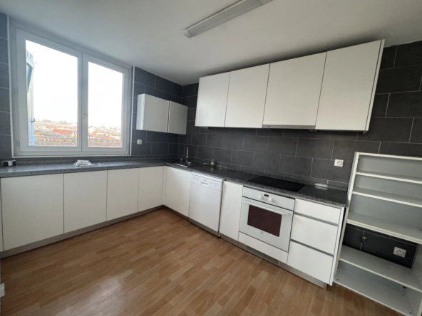Appartement à vendre au centre d'Orthez avec 3 chambres, spacieux et à aménager