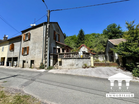 Charmante maison mitoyenne à rénover avec grand jardin au Le Creusot