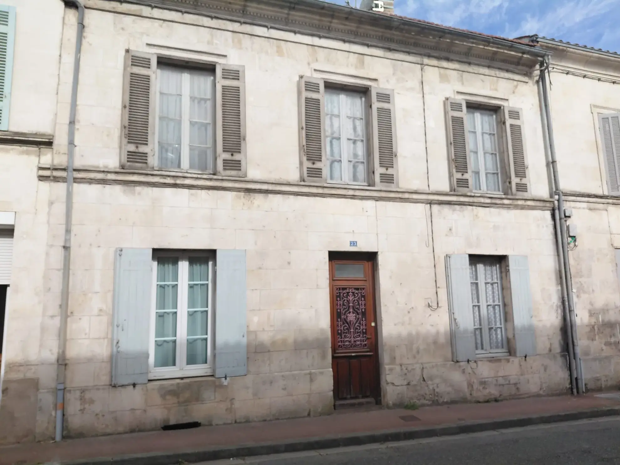 Maison de ville en pierre à Mirambeau 143 m² avec cour et grand garage