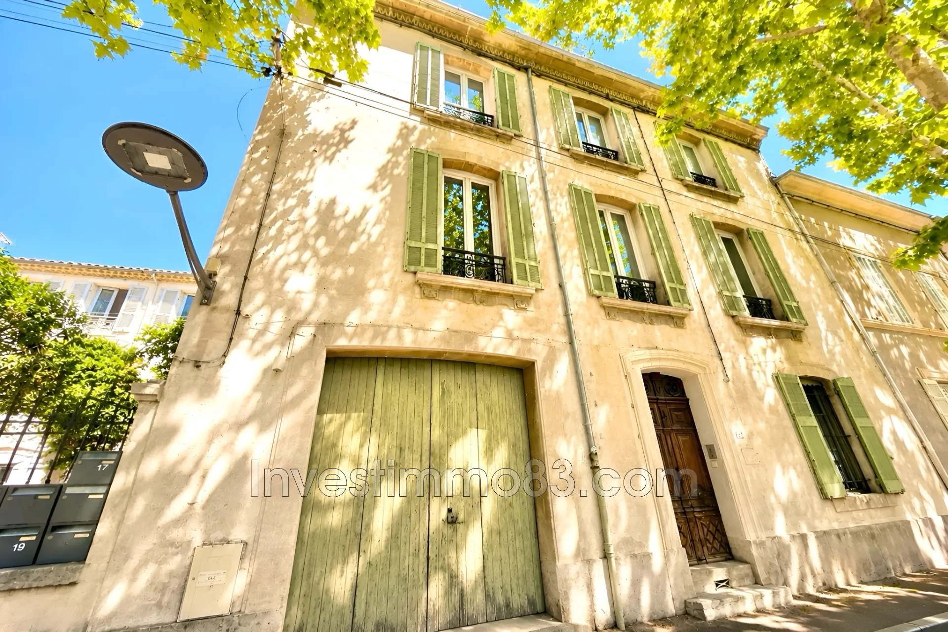 Appartement traversant de 33 m² à Pertuis, proche commodités, à rénover