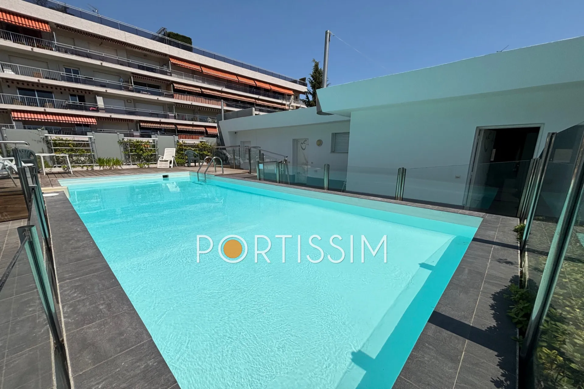 Vente appartement 2 pièces à Saint-Laurent-du-Var avec terrasse et piscine