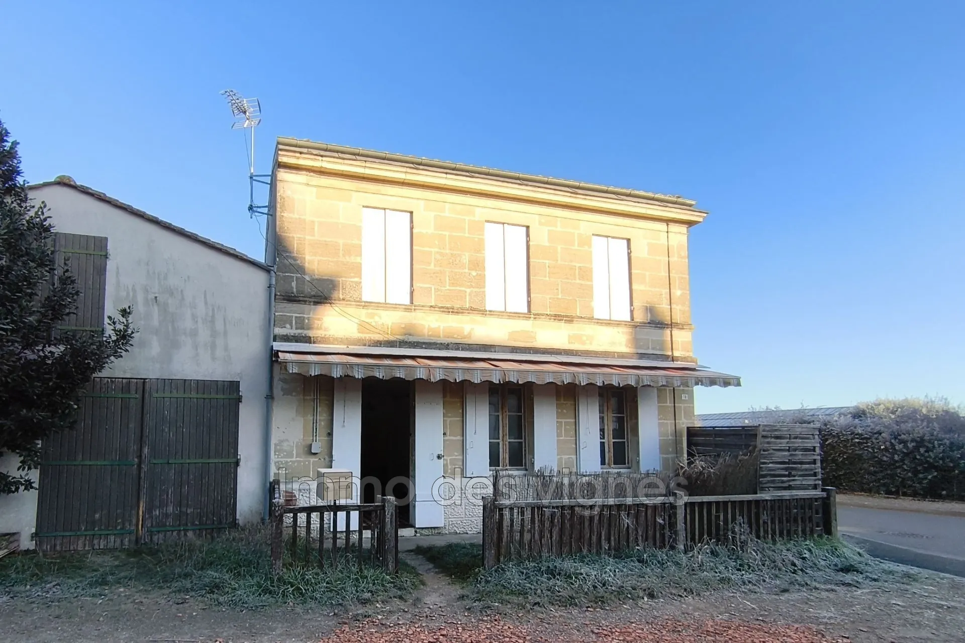 Maison en pierre à Sainte Eulalie avec garage et potentiel de rénovation