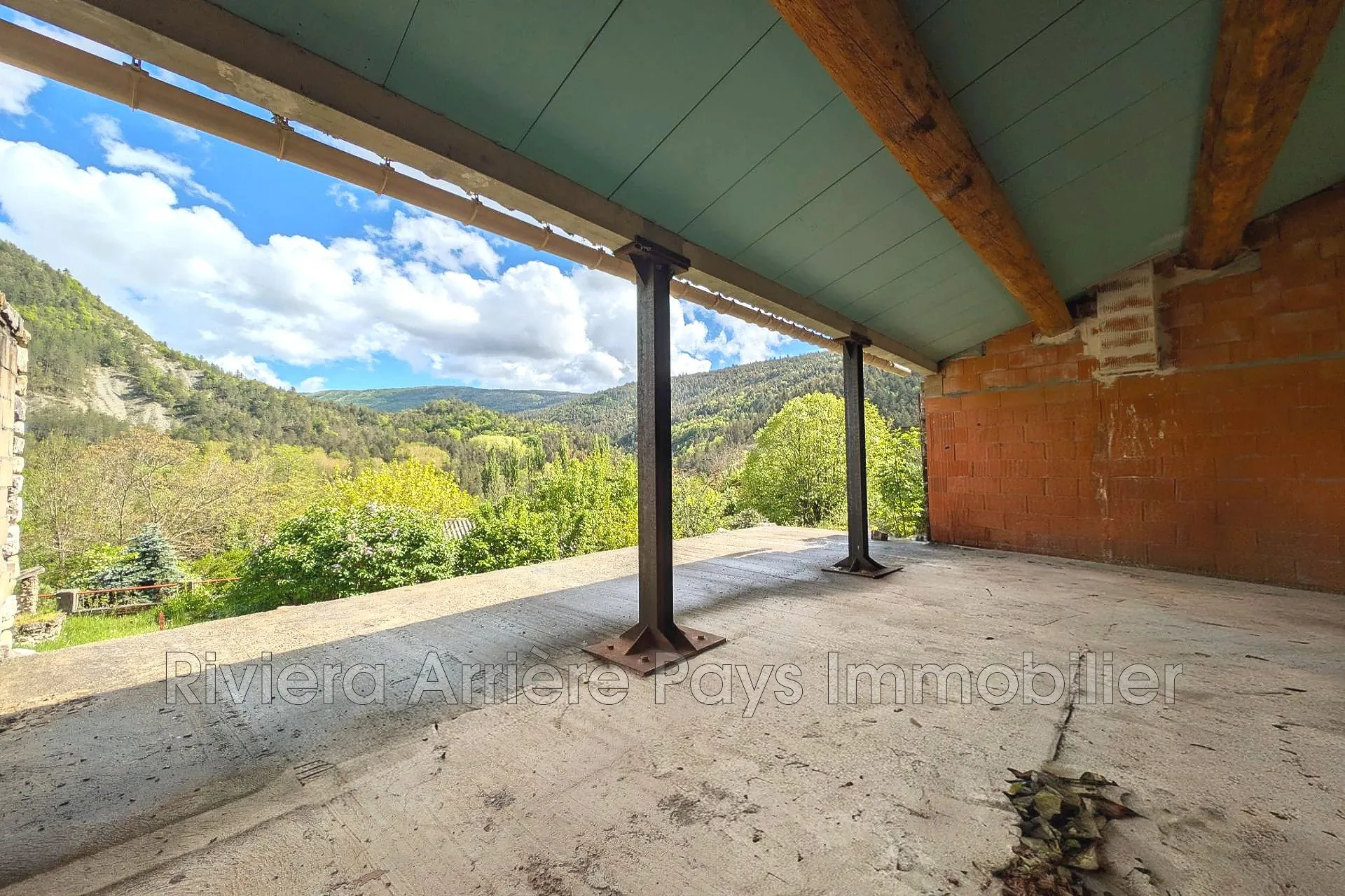 Propriété en pierre à Ubraye avec terrasse panoramique et permis de reconstruction