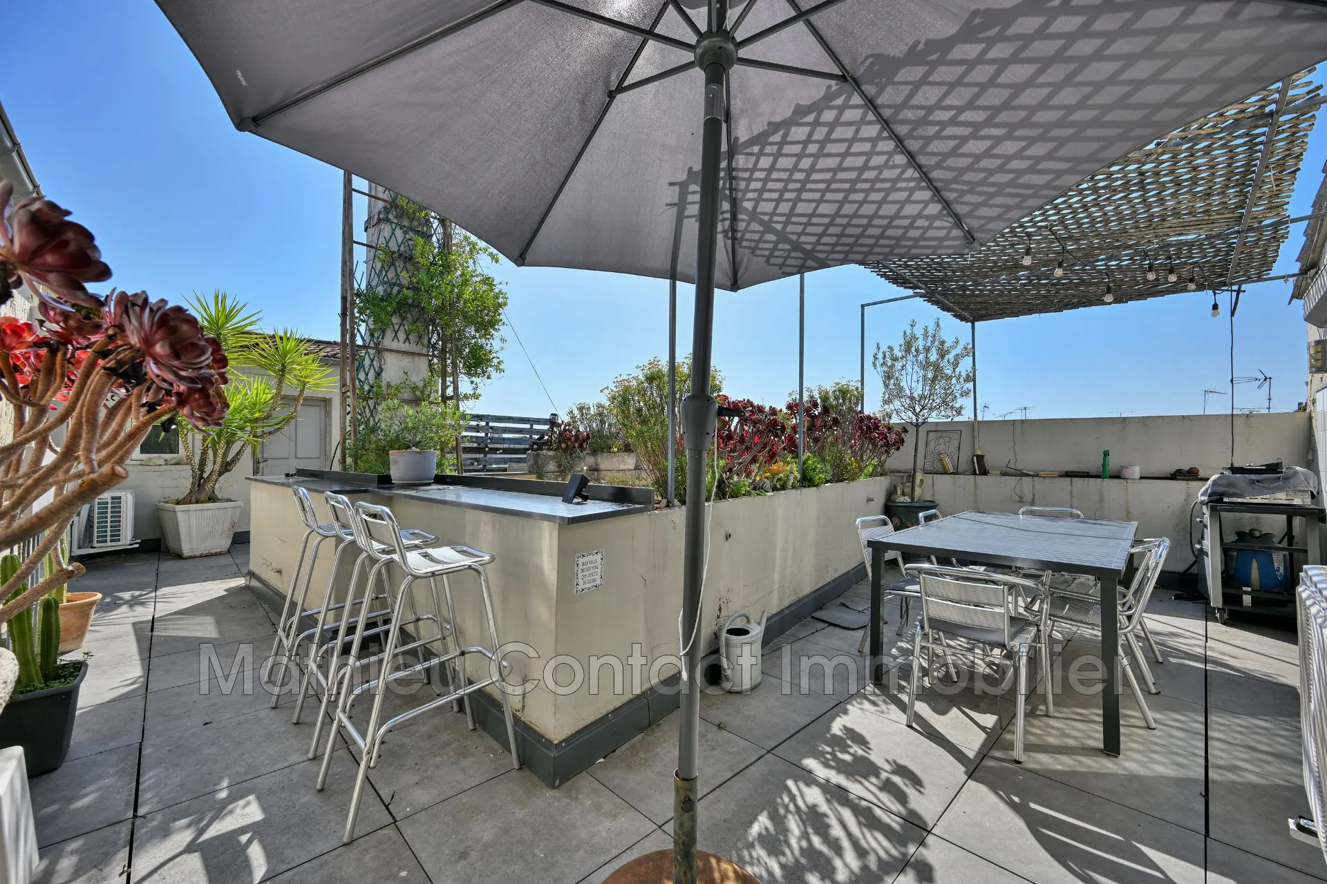 Bel appartement 3 pièces avec grande terrasse au centre de Nîmes