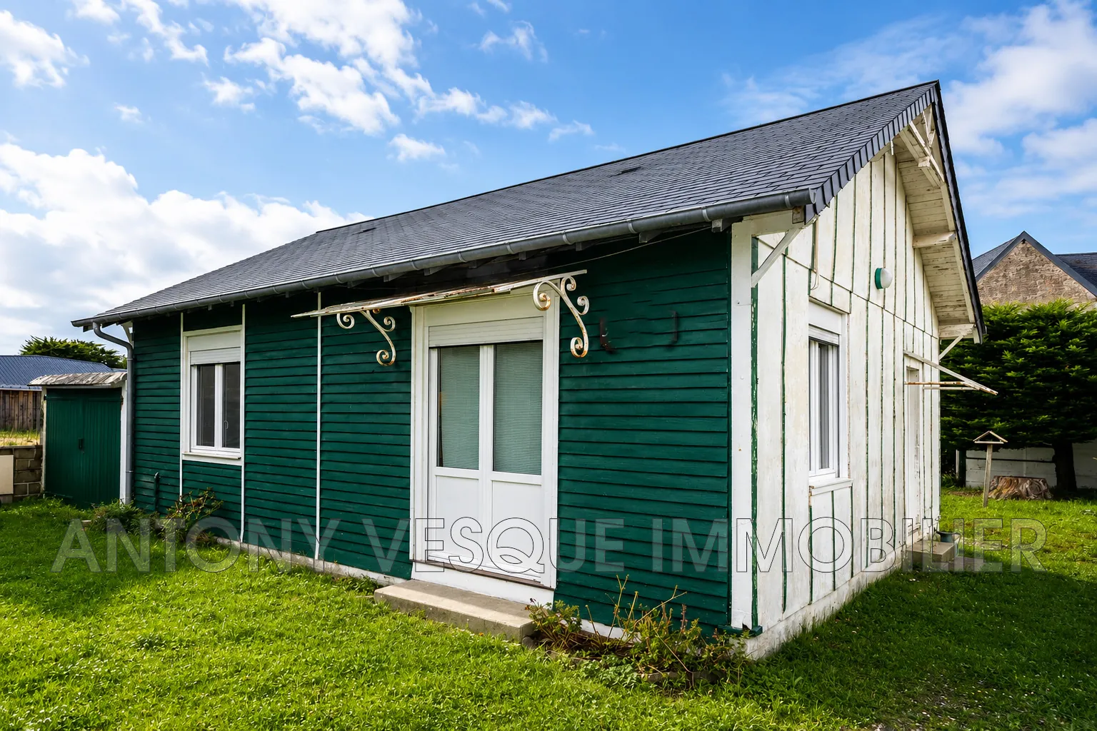 Maison de plain-pied à Coutainville avec 2 chambres, garage et terrain clos