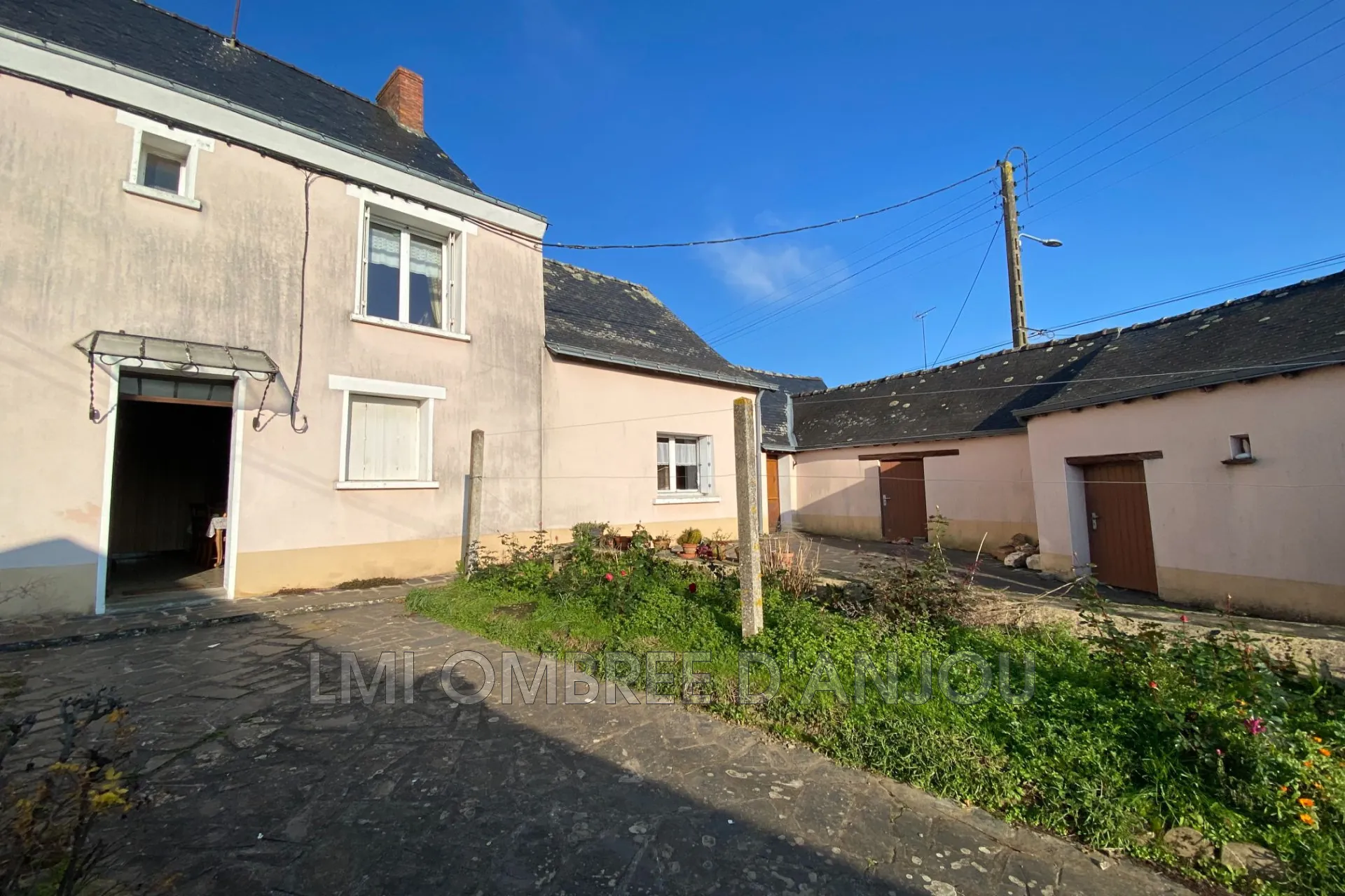 Maison à restaurer de 100 m² avec dépendance et garage à Juigné-des-Moutiers
