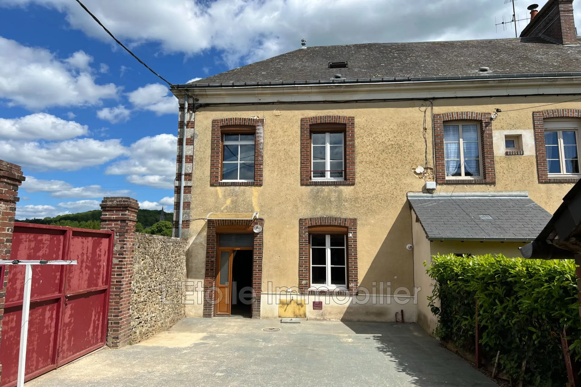 Maison à vendre à La Chapelle-Montligeon avec jardin et dépendances