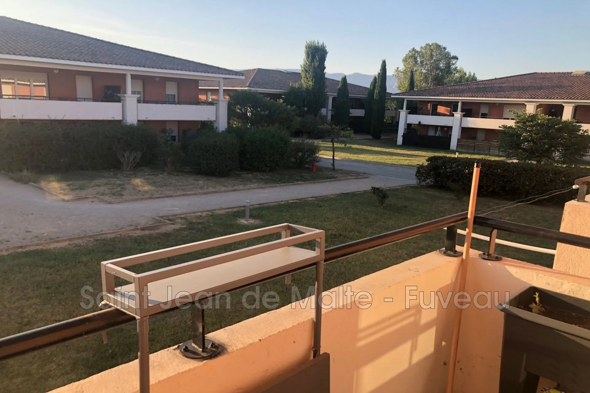 Appartement 2 pièces avec piscine, tennis et parking à Trets