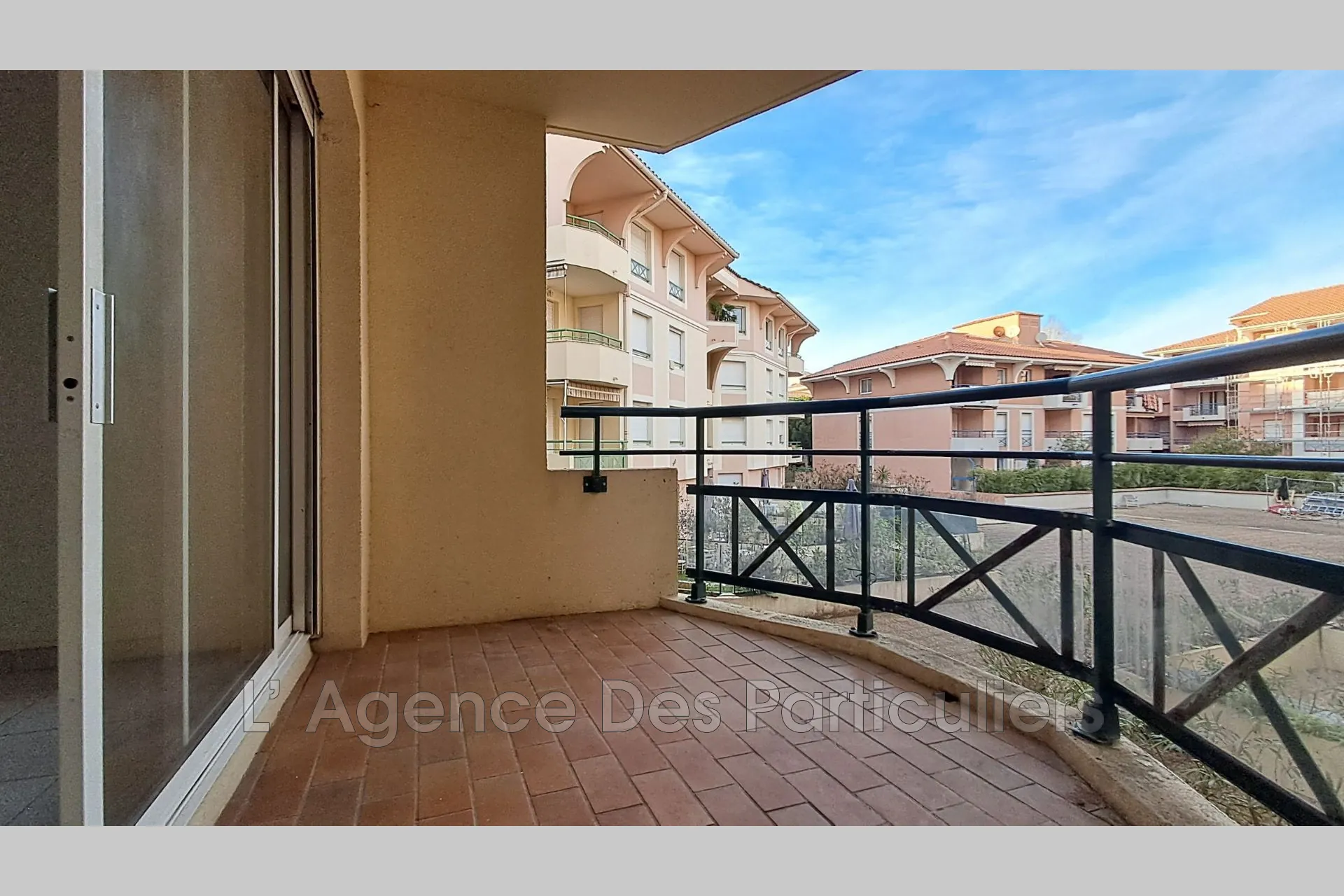 Achat d'un appartement T2 à Port Fréjus avec terrasse et garage en résidence sécurisée