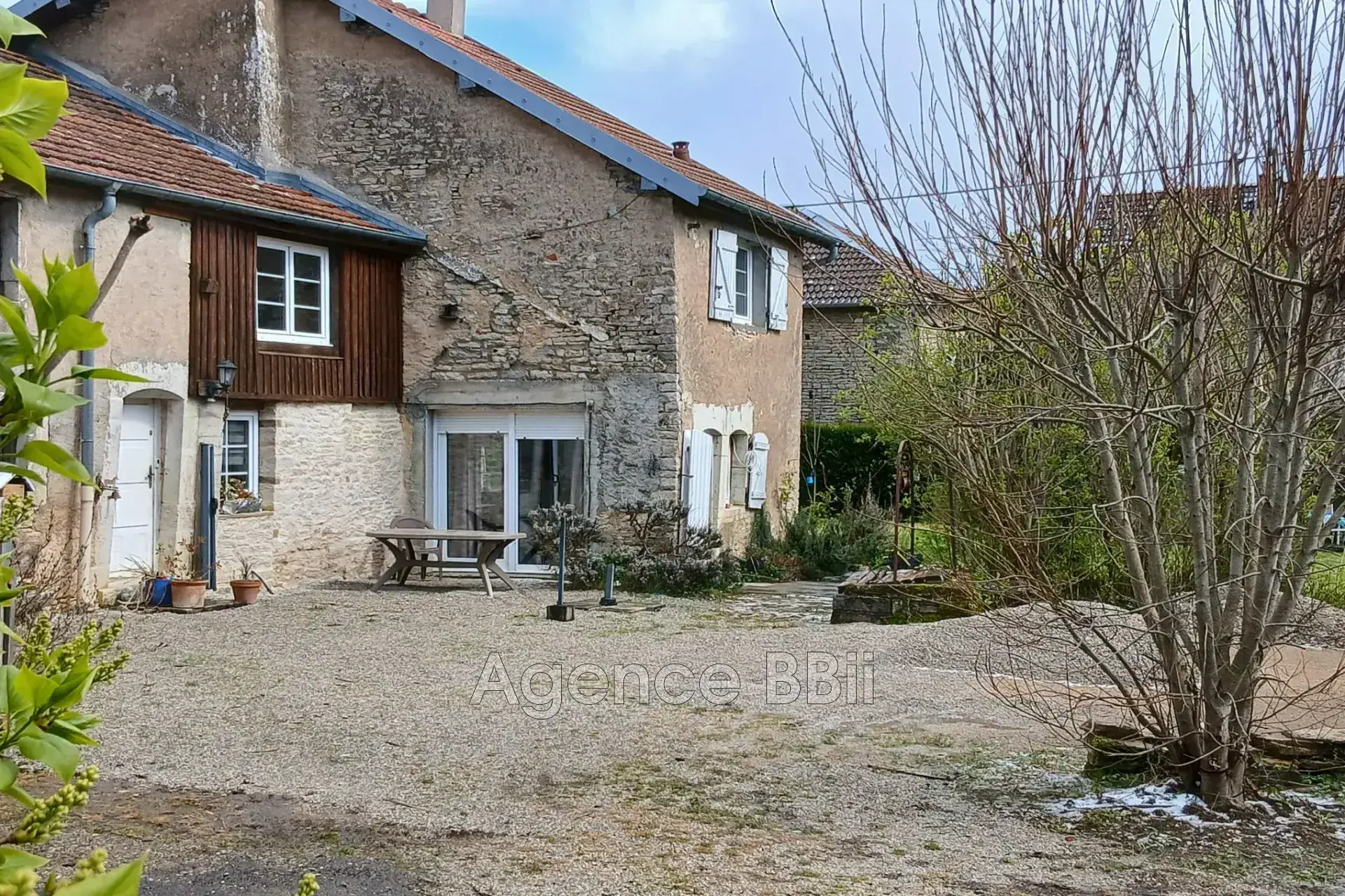 Maison de village à Vergranne avec grand atelier et grange - 127 m² 