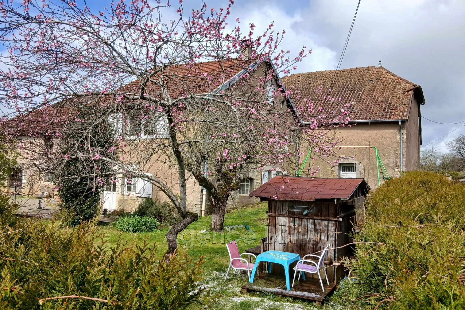 Maison de village à Vergranne avec grand atelier et grange - 127 m²