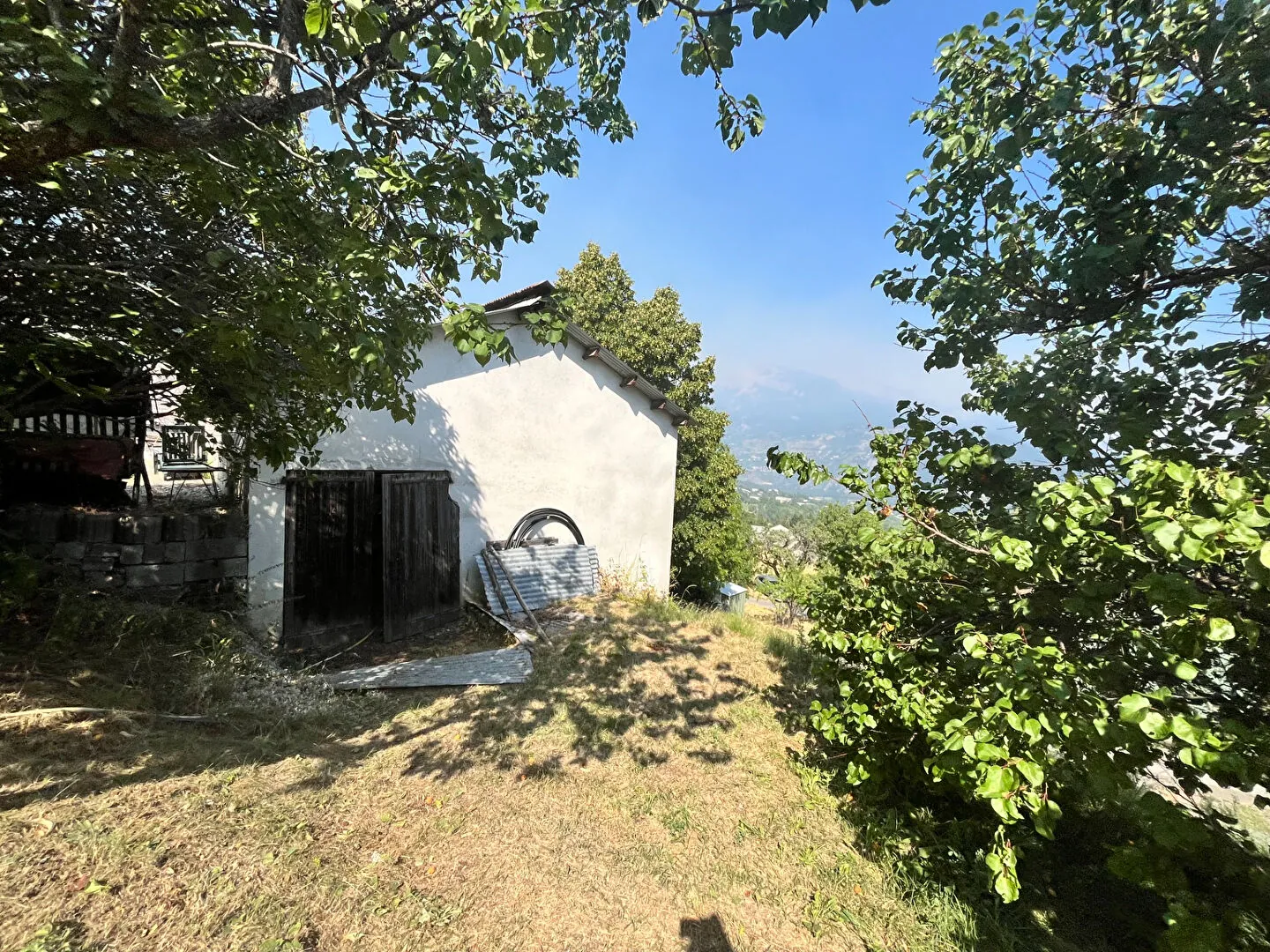 Ancien hangar de 100 m² à vendre à Risoul avec vue sur la vallée