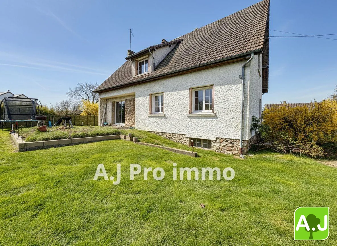 Maison avec 4 chambres, sous-sol et terrain clos à La Couture Boussey