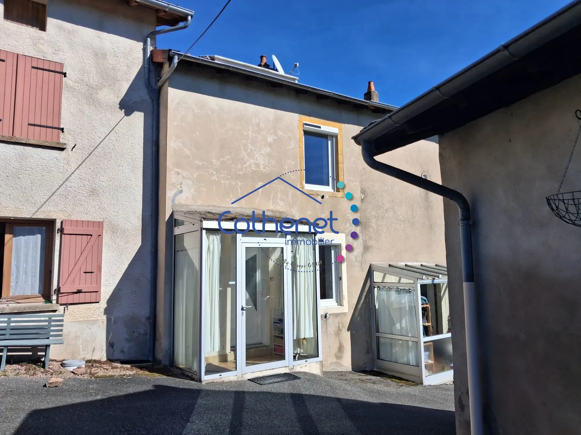 Maison de 62 m² avec atelier et grand terrain à Belmont de la Loire