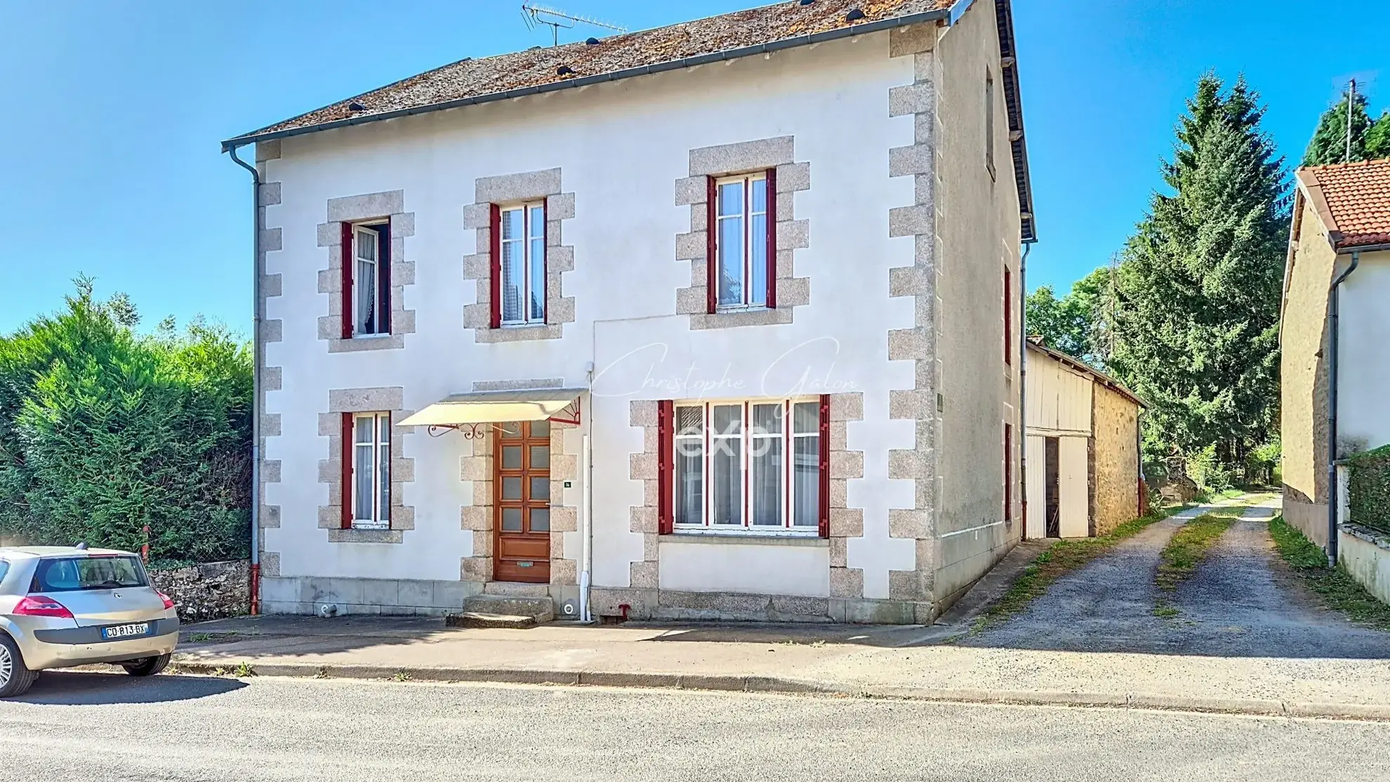Maison de village à rénover avec jardin, garage et atelier à La Jonchère Saint Maurice