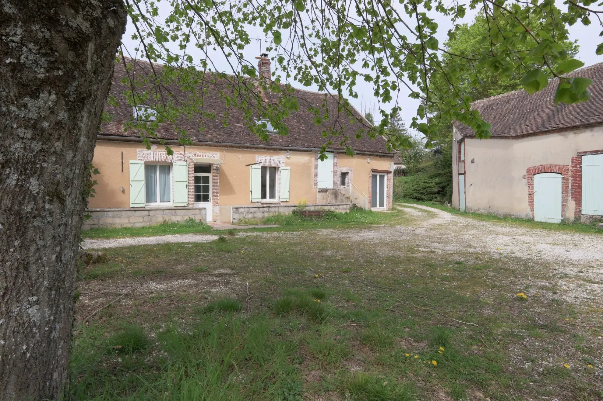 Facade  À vendre maison ancienne avec jardin et dépendances à Thorigny-sur-Oreuse
