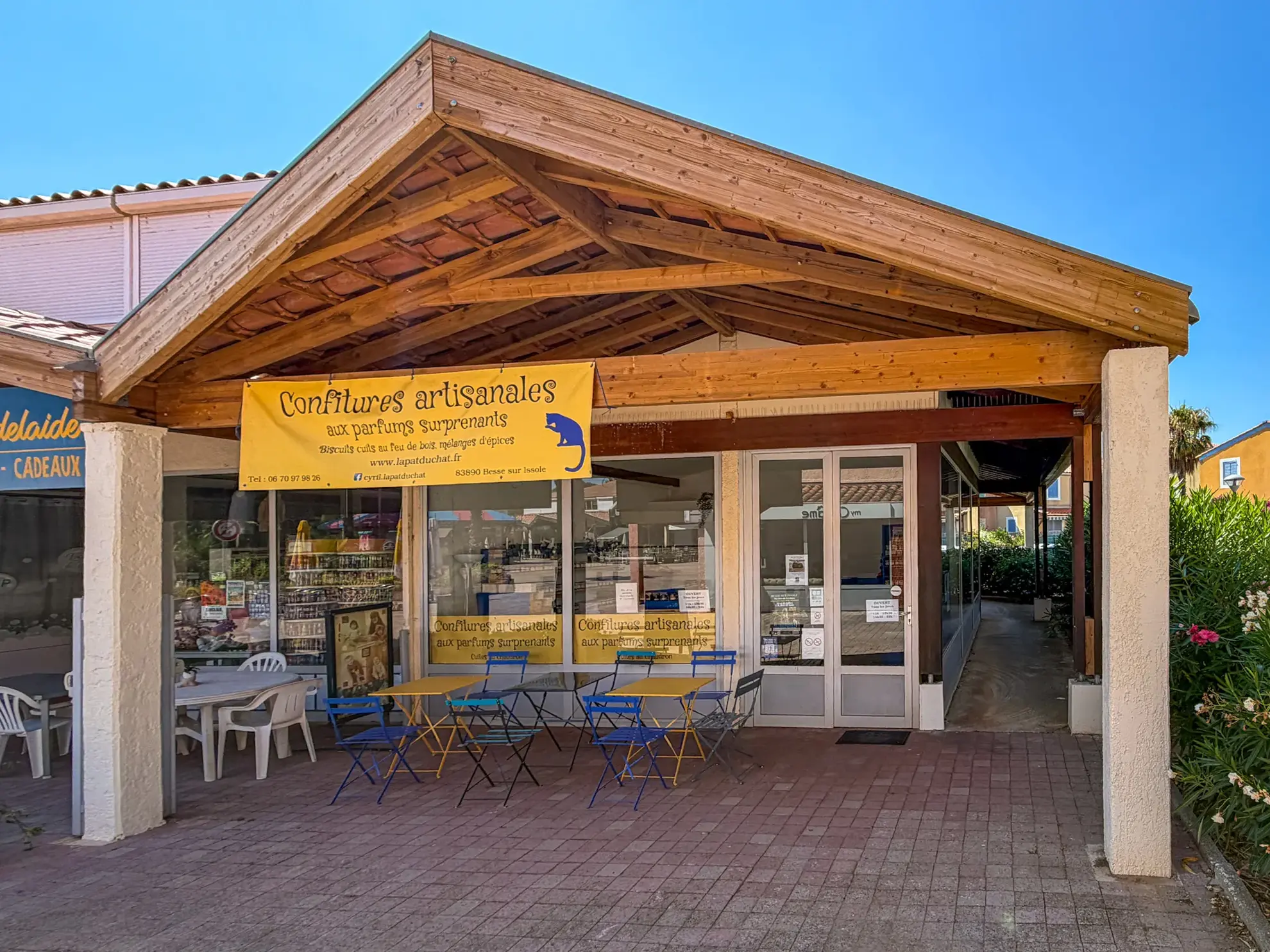 Local commercial divisible à La Londe Les Maures proche mer avec parking