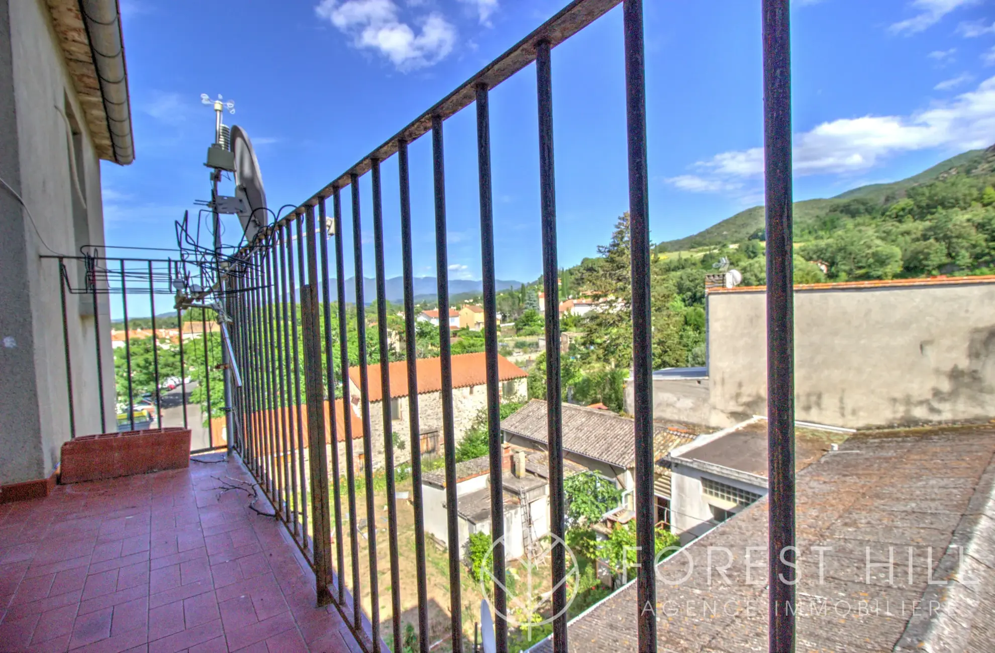 Appartement lumineux avec balcon en centre-ville de Céret
