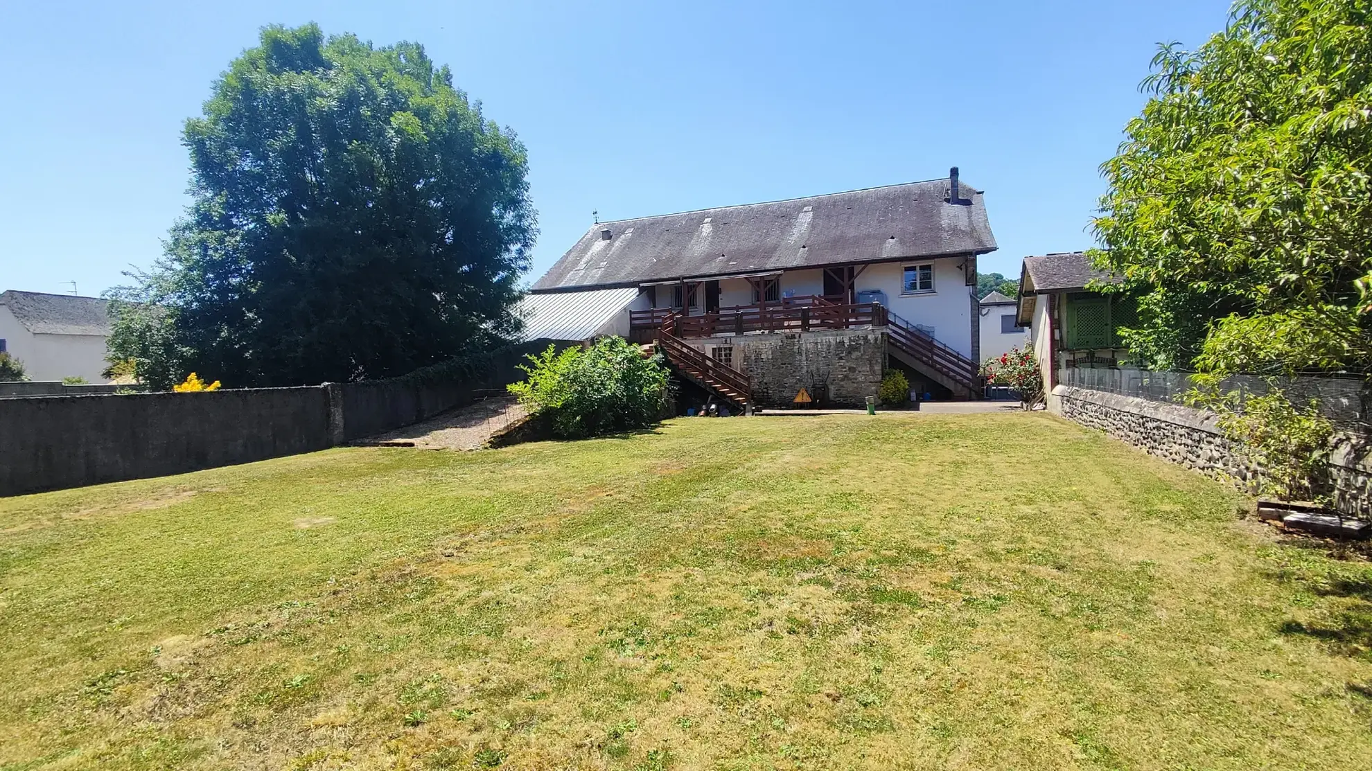 Grande maison en pierre avec grange de plus de 260 m² à Oloron, potentiel immobilier