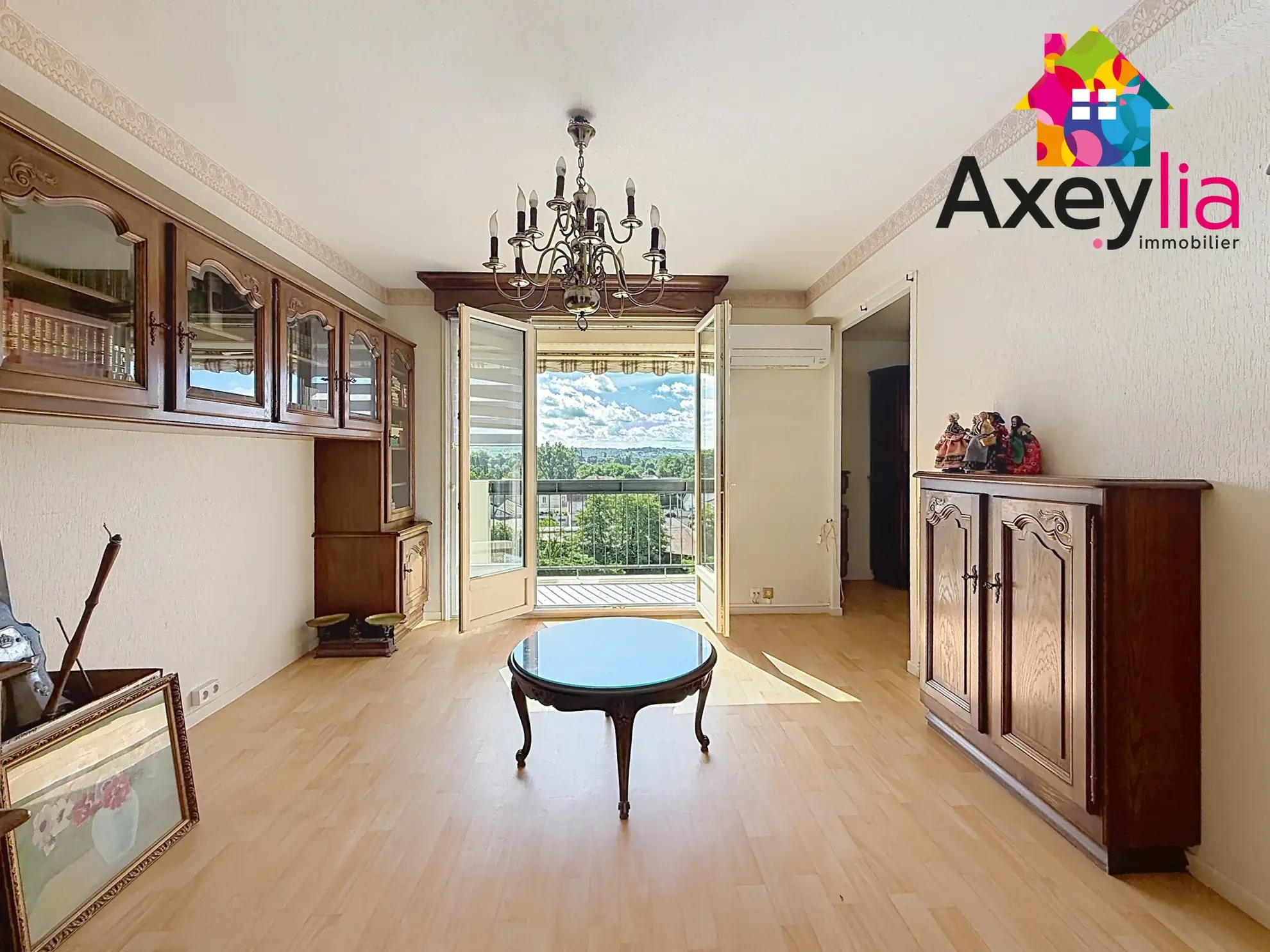 Appartement T5 à Roanne avec balcon, cave et box, proche centre-ville 