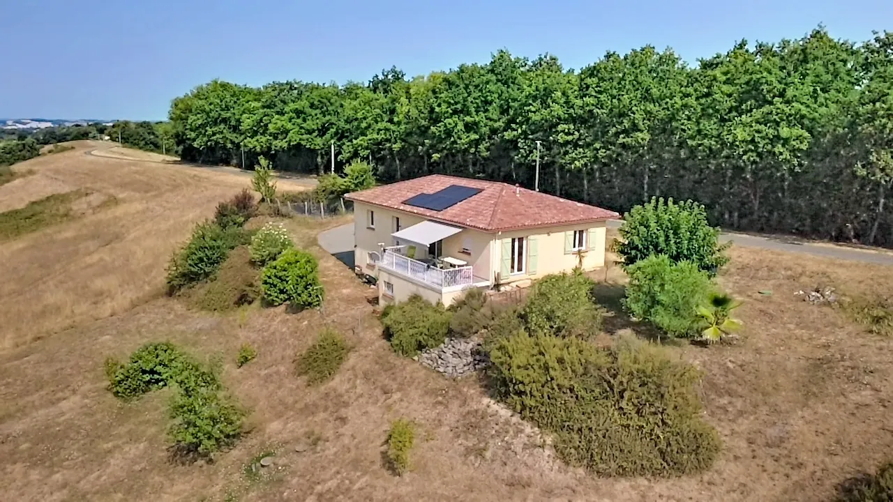 Charmante villa T4 de 114m² avec garage sous-sol et vue exceptionnelle près d'Auch