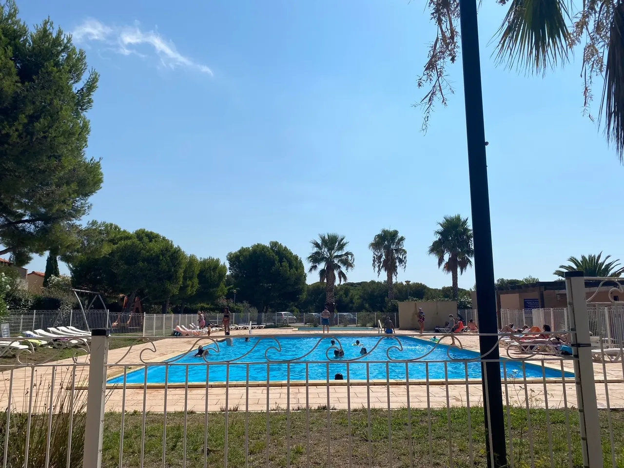 Pavillon T2 à vendre à Carro, proche mer, terrasse, piscine, parking en résidence de standing