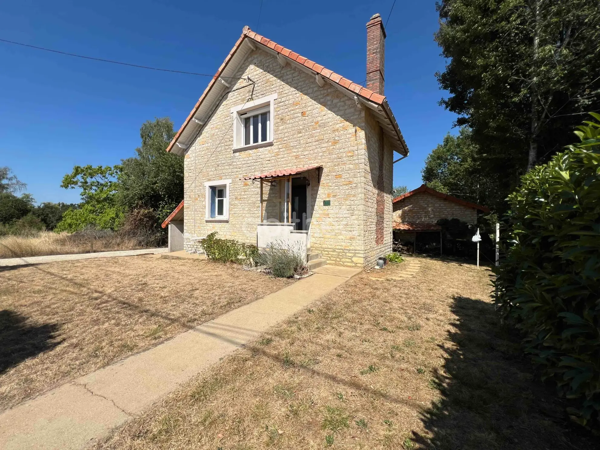 Maison atypique avec dépendances et grand terrain à Chassiecq - Charente