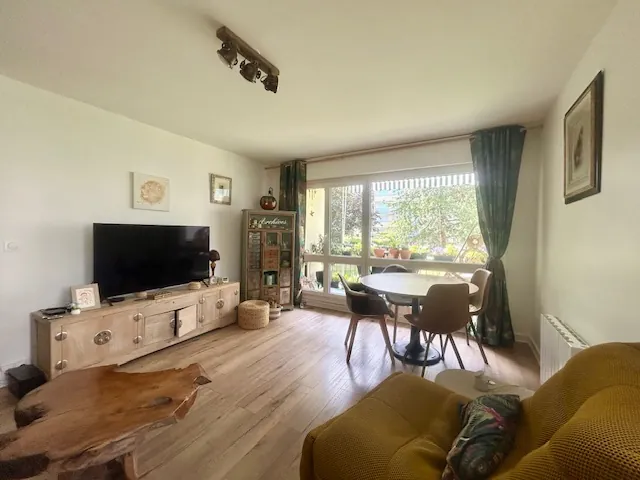 Appartement F3 de 73 m² à Arpajon avec balcon, parking et cave dans résidence sécurisée