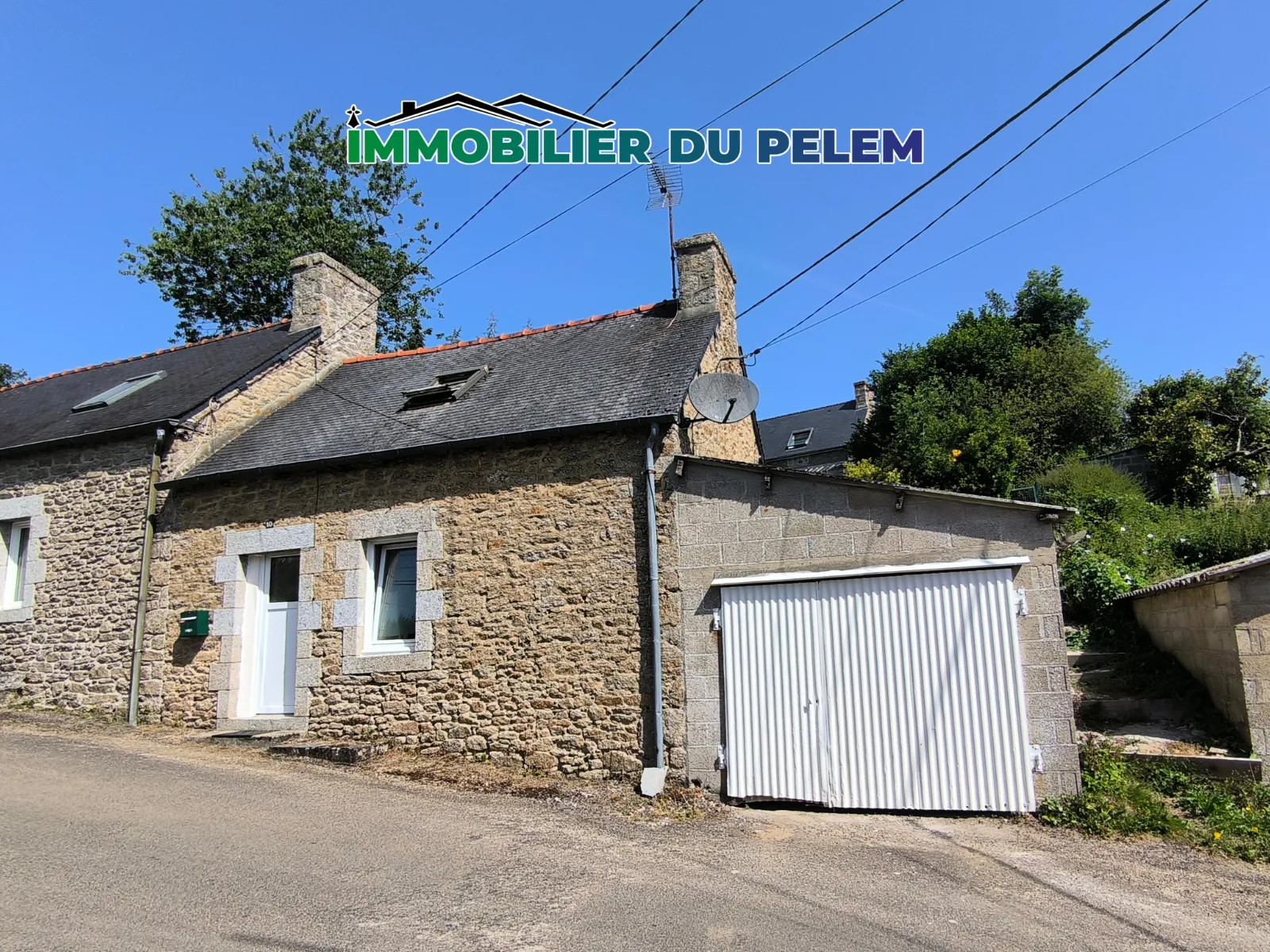 Charmante maison en pierre avec garage et terrasse à Saint-Nicolas-du-Pélem
